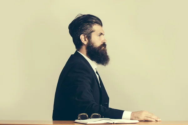 Barbudo hombre profesor en mesa —  Fotos de Stock