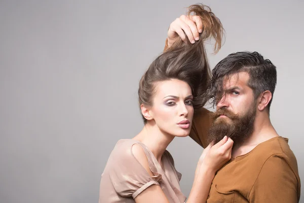 Casal sexy com cabelos longos e barba — Fotografia de Stock