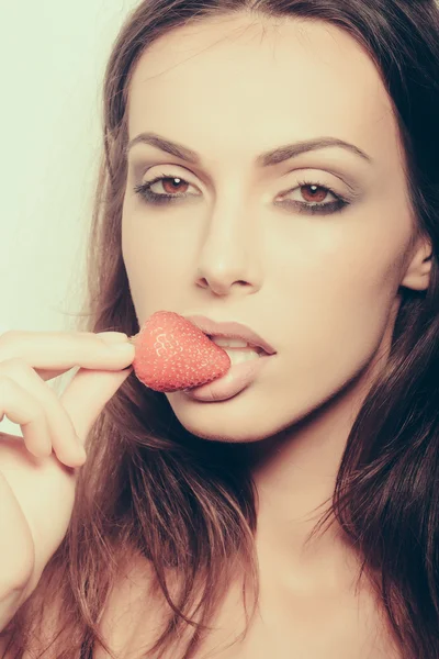 Sexy vrouw eten Rode aardbei — Stockfoto