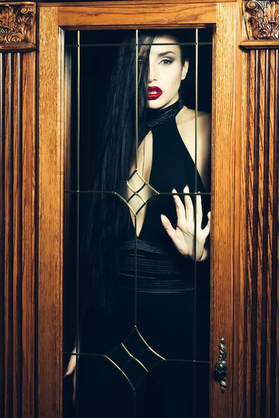 Vacker flicka i svart klänning — Stockfoto