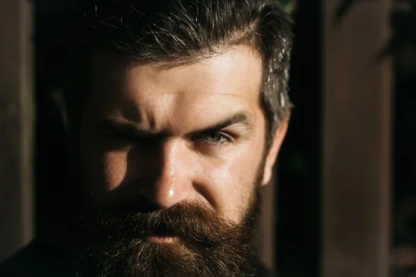 Dühös szakállas férfi — Stock Fotó