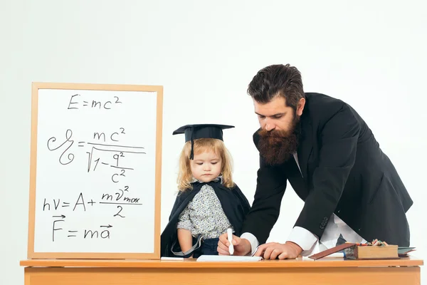 Professore uomo che scrive con bambino — Foto Stock