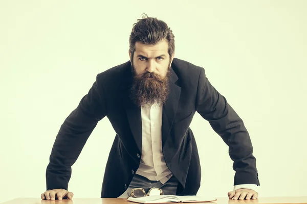 Barbudo hombre profesor en mesa — Foto de Stock