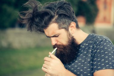 adam açık Sigara İçilmeyen sakallı