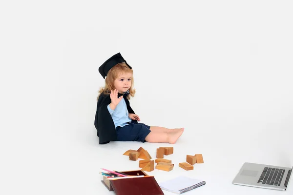 Garçon mignon en chapeau carré — Photo