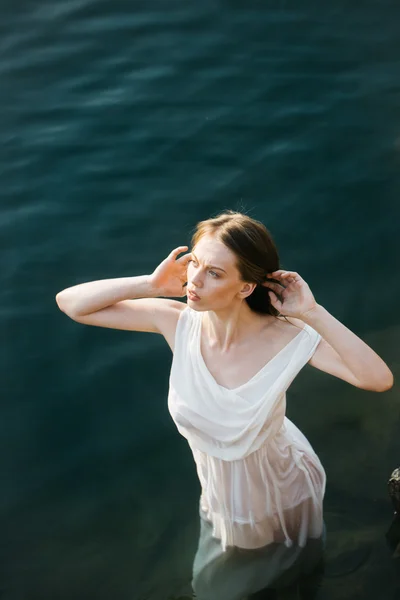 Hübsche Frau im Wasser — Stockfoto