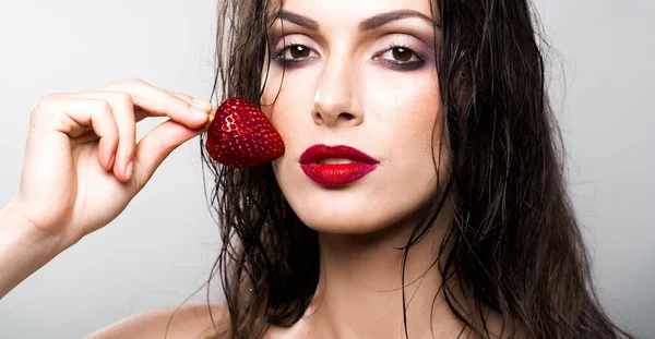 Szexi csinos nő vörös ajkakkal és eperrel — Stock Fotó