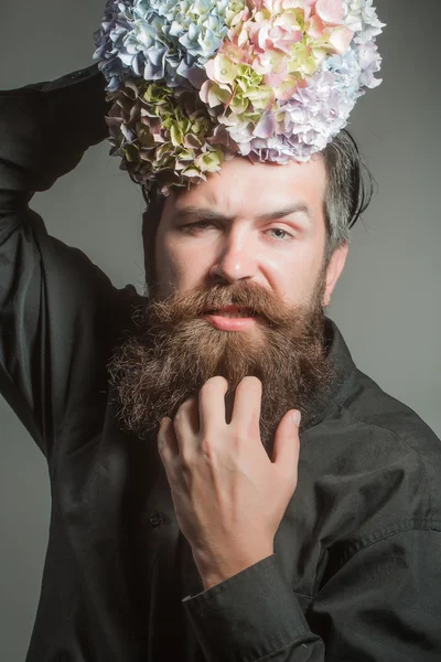Bebaarde man met bloemen van de hortensia — Stockfoto