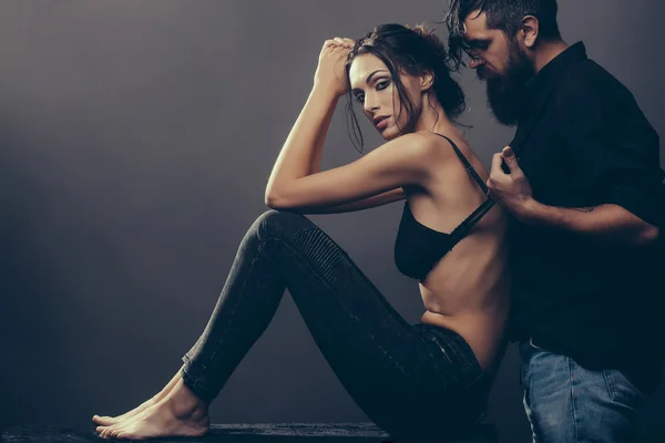 Sexy para Brodaty mężczyzna i Kobieta — Zdjęcie stockowe