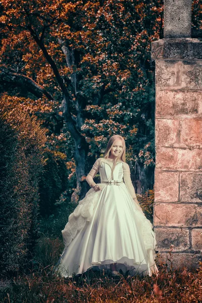 Menina bonita em vestido branco — Fotografia de Stock