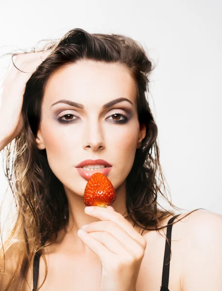 Jolie femme sexy avec fraise rouge — Photo