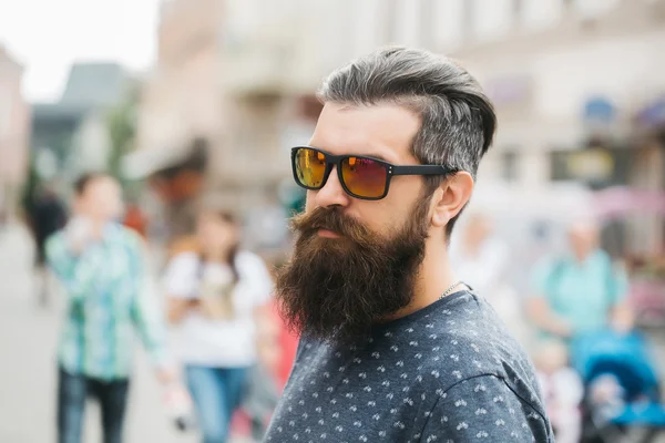 Красивый бородатый мужчина в солнцезащитных очках — стоковое фото