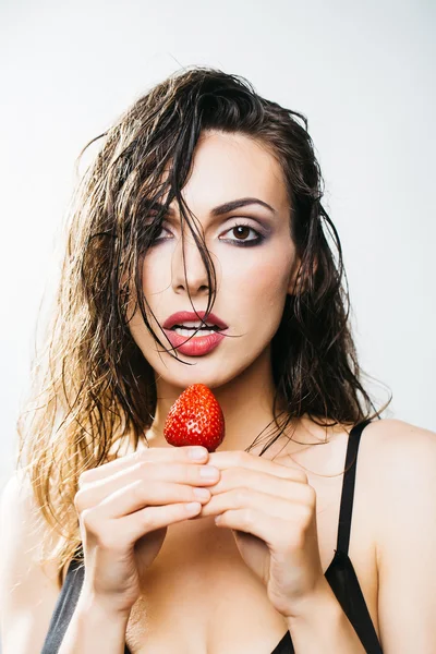 Szexi csinos nő, piros eper — Stock Fotó