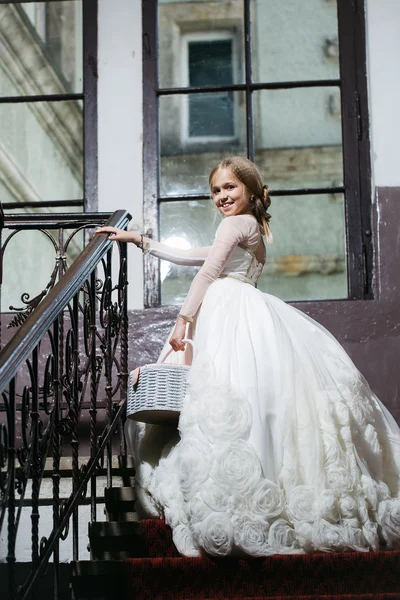 큰 창 근처 흰색 드레스에 작은 소녀 — 스톡 사진