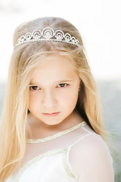 Niña pequeña en la corona de princesa — Foto de Stock