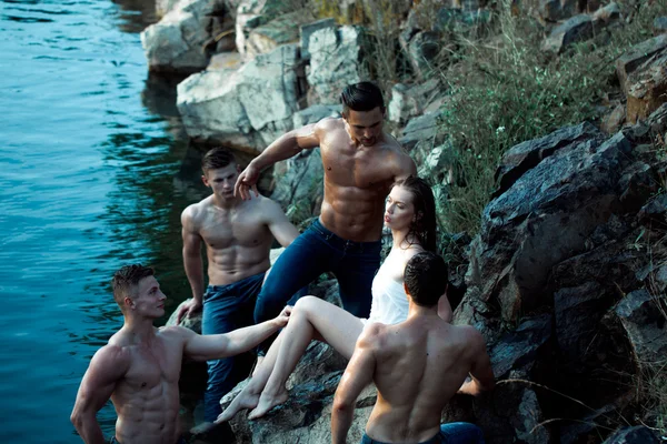 Vier sexy muskulöse Männer und Frauen — Stockfoto