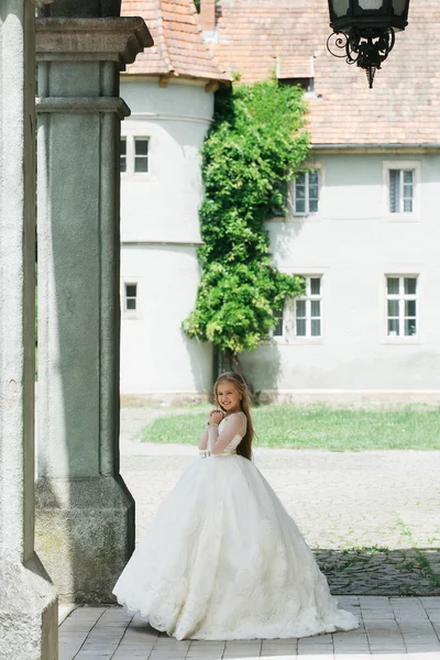 Menina pequena em vestido branco ao ar livre — Fotografia de Stock