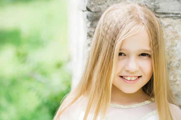 Μικρό κορίτσι με τα ξανθά μαλλιά, Υπαίθριος — Φωτογραφία Αρχείου
