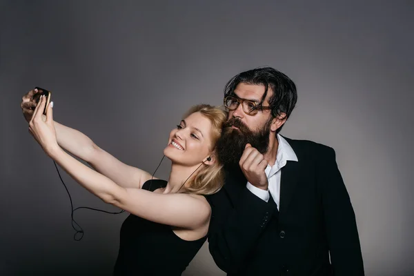 Elegantes Paar macht Selfie — Stockfoto