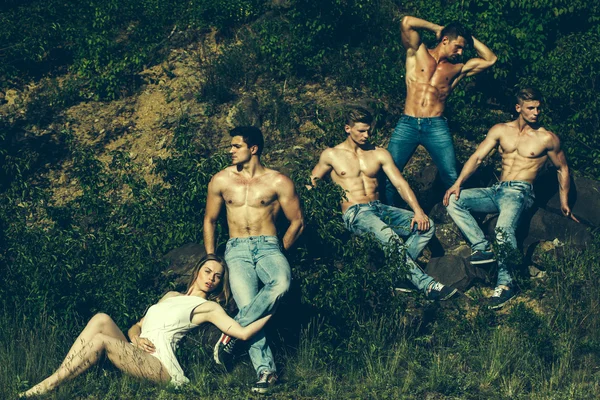 Quattro uomini e donne muscolosi sexy — Foto Stock