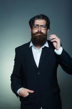 Yakışıklı sakallı adam.