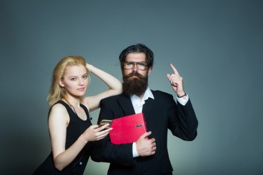 Ciddi kadın ve erkek