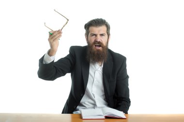 sakallı adam öğretmen masasında