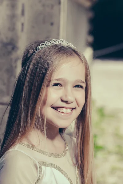 Petite fille en couronne de princesse — Photo