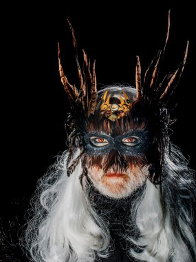 Erkek sakallı yüzü maskeli