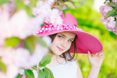 Bloom ile şapkalı kız