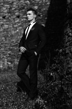 Zarif adam pozlar açık