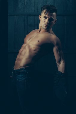 Kas gövde ile tişörtlü adam