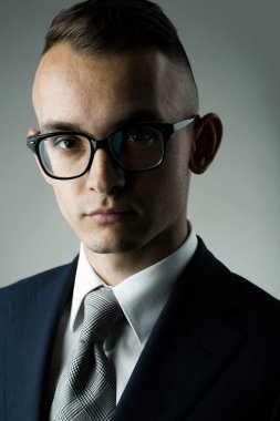 Gözlüklü genç adam