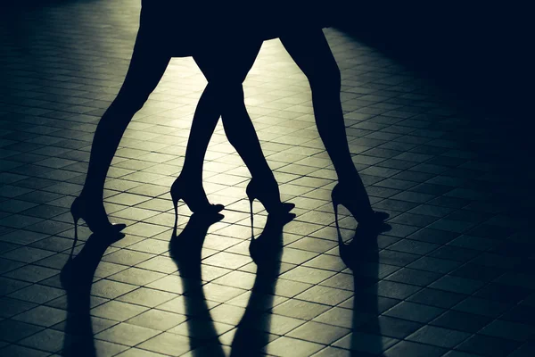 ファッショナブルな靴で女性の足 — ストック写真