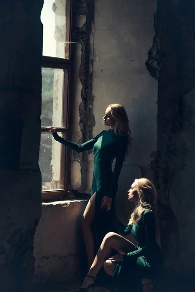 Jolies femmes en robes vertes près de la fenêtre — Photo