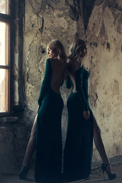 Vackra kvinnor i gröna klänningar — Stockfoto