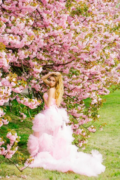 Гламурна дівчина в рожевому цвіті — стокове фото