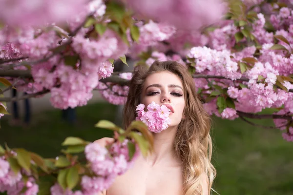 Mujer sensual en flor — Foto de Stock