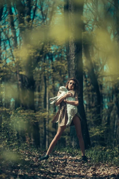 Jong meisje met geit in bos — Stockfoto