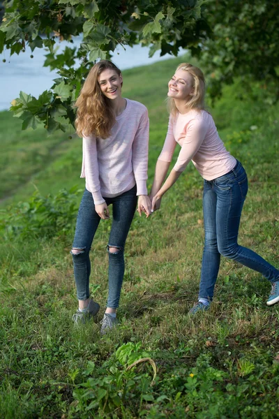 Duas jovens meninas de mãos dadas — Fotografia de Stock