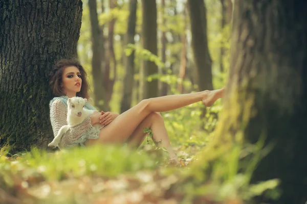 Jeune femme avec chèvre en forêt — Photo