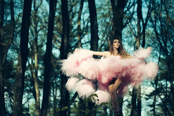 Glamour menina dançando na floresta — Fotografia de Stock