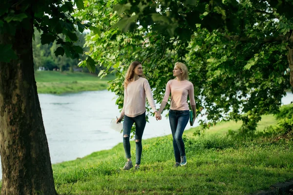 Två unga flickor håller händer — Stockfoto