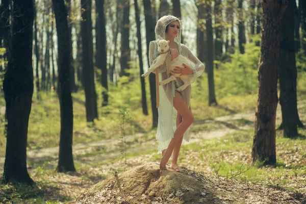 山羊在森林里的年轻女子 — 图库照片