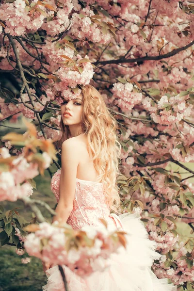 Menina glamour em flor rosa — Fotografia de Stock