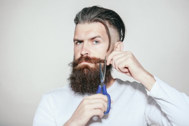 Makasla sakallı adam