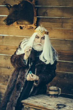 Taş ve kolye hipnoz için eski Sihirbazı