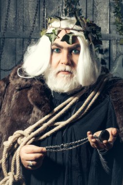 Zeus ile ip ve madalyon