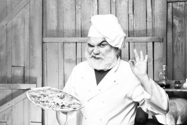 Pizza ile sakallı aşçı