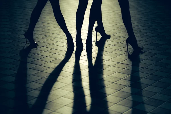 Vrouwelijke benen in schoenen — Stockfoto